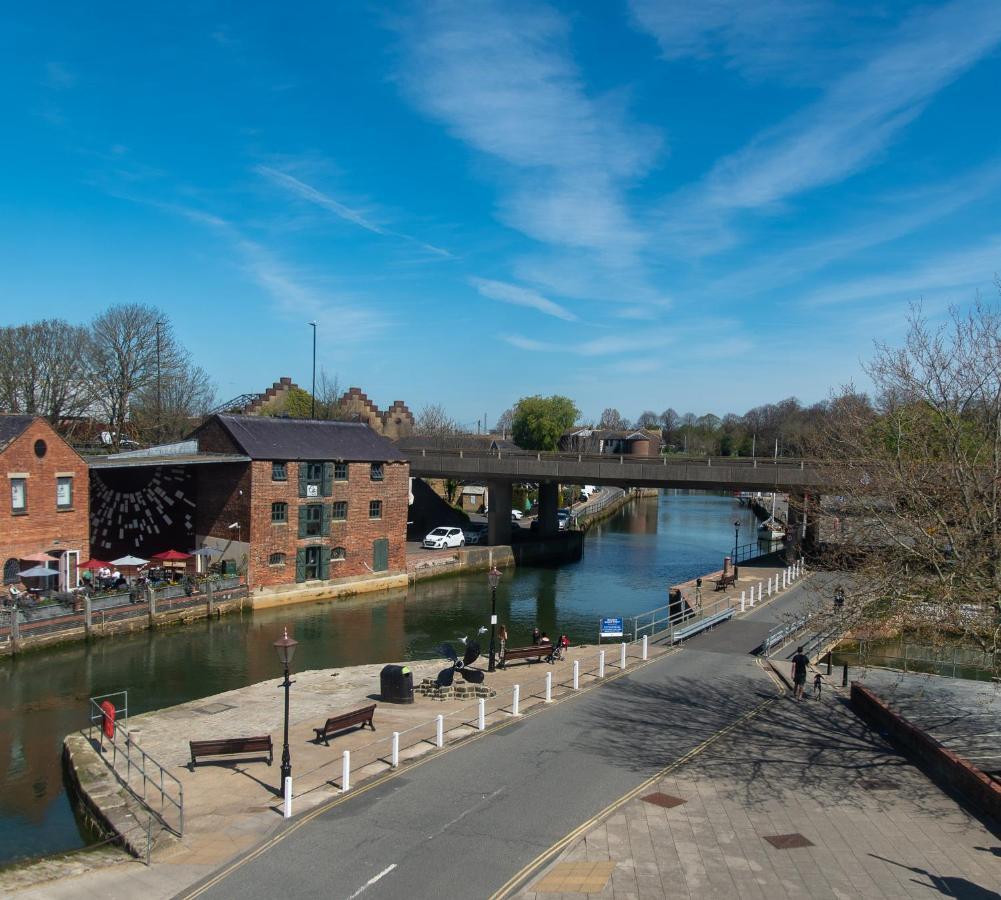 3, The Dolphin, 49 Quay Street - Stunning Apartment - Quintessential - Quay Views - Sleeps 2-4 People Newport  Bagian luar foto