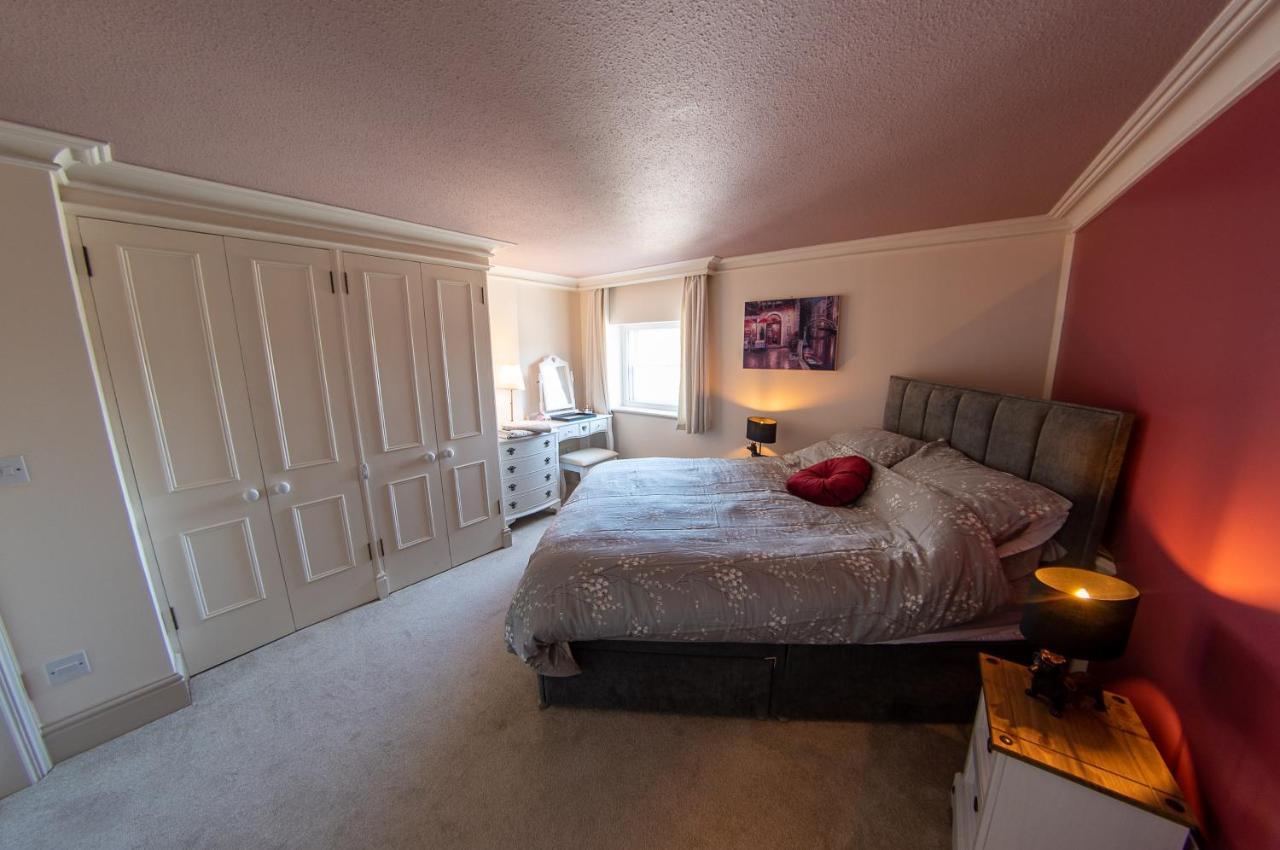 3, The Dolphin, 49 Quay Street - Stunning Apartment - Quintessential - Quay Views - Sleeps 2-4 People Newport  Bagian luar foto